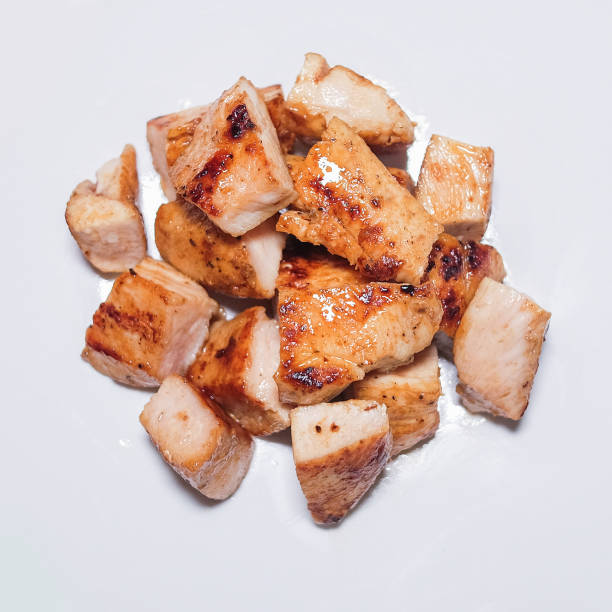 carne de ave, pechuga de pollo. después de cocido sobre fondo blanco - alimentos cocinados fotografías e imágenes de stock