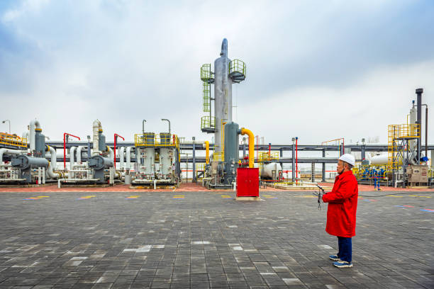 i lavoratori fotografano l'impianto chimico con droni - valve chemical plant oil industry foto e immagini stock