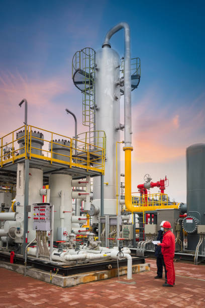 엔지니어와 직원들이 화학 공장에서 현장에서 의사 소통을 합니다. - fuel and power generation refinery oil refinery chemical plant 뉴스 사진 이미지