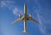 low-winkel-aufnahme-eines-flugzeugs-im-f