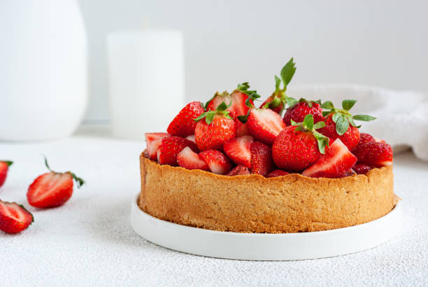 torta di fragole vegana intera - dessert fruit torte red foto e immagini stock