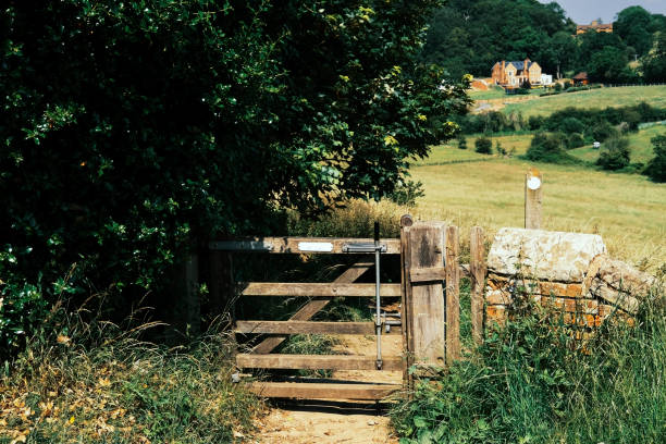 hanbury worcestershire paesaggio estate terreni agricoli vista guardando in basso - hanbury foto e immagini stock