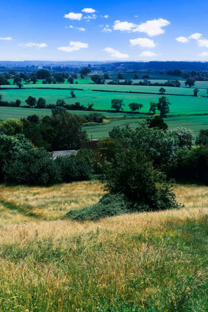 hanbury worcestershire paesaggio estate terreni agricoli vista guardando in basso - hanbury foto e immagini stock