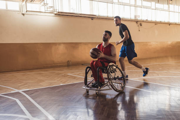 esercizio di basket - basket su sedia a rotelle foto e immagini stock