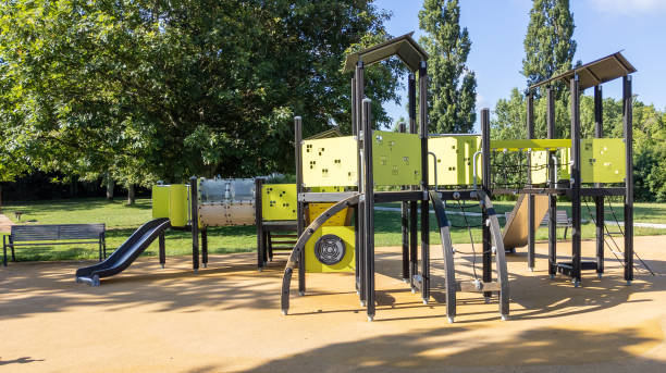 leerer kinderspielplatz mit rutsche und klettergit-aktivitäten im öffentlichen grünpark modern - spielgerät stock-fotos und bilder