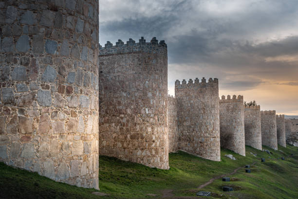 muro medieval da cidade construído no estilo românquo, ávila na espanha - travel avila castilla y leon spain - fotografias e filmes do acervo