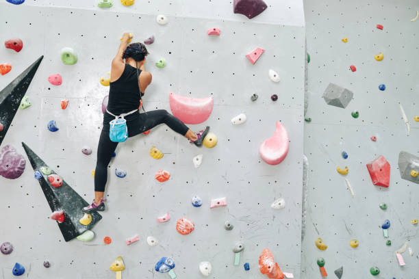 fit athlete arrampicata su bouldering wall - arrampicata su roccia foto e immagini stock