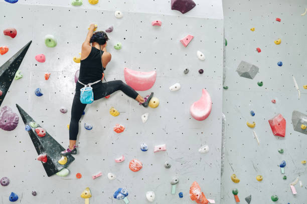 fit спортсмен восхождение на боулдеринг стены - climbing rock climbing women determination стоковые фото и изображения