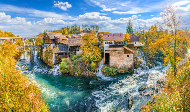 paisagem com aldeia rastoke na época de outono - plitvice lakes national park water lake national park - fotografias e filmes do acervo