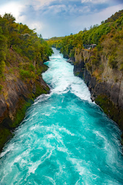 ruisseau sauvage des chutes huka près du lac taupo, nouvelle-zélande - chutes de huka photos et images de collection