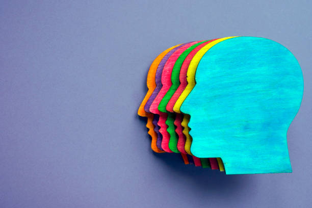 cabeza de madera con diferentes colores como símbolo de diversidad e inclusión. - inclusión social fotos fotografías e imágenes de stock