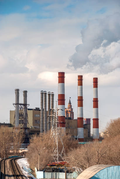 central térmica de carbón con humo de tuberías en un día soleado. - old station natural gas russia fotografías e imágenes de stock