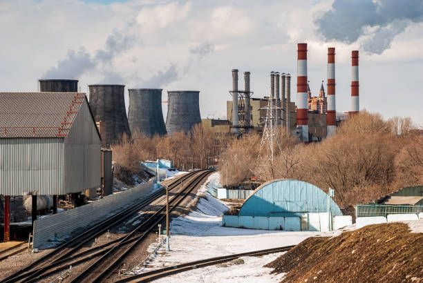 kohlekraftwerk mit rauch aus rohren an einem sonnigen tag. - old station natural gas russia stock-fotos und bilder