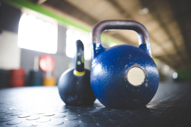 nahaufnahme von kettle bell gewichten in einem fitnessstudio - crossfit kettle bell equipment weights stock-fotos und bilder