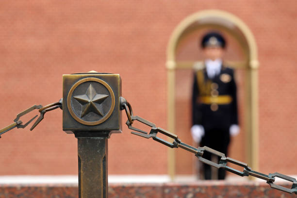 estrella soviética y vista desenfocada al soldado ruso de servicio cerca del muro del kremlin - kremlin regiment fotografías e imágenes de stock