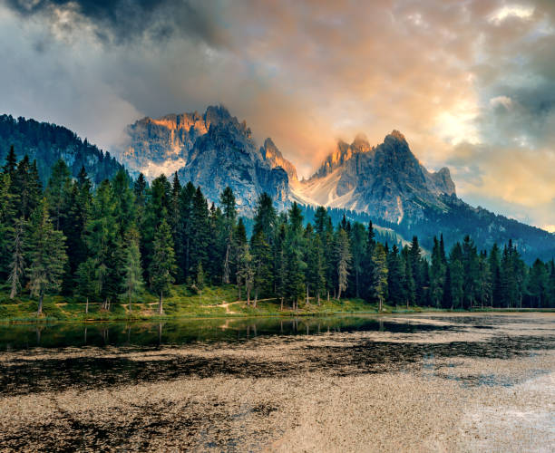 lake antorno / lago d'antorno - beauty in nature belluno clear sky color image imagens e fotografias de stock