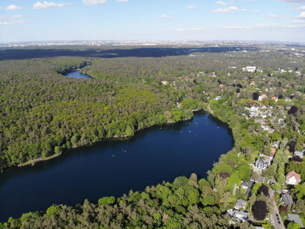 luftaufnahme des schlachtensees, der südlichsten in der grunewald-seenkette, die geologisch zum teltower plateau gehört - teltow stock-fotos und bilder