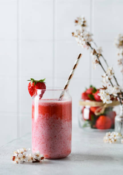 smoothie aux fraises - cocktail à la fraise photos et images de collection