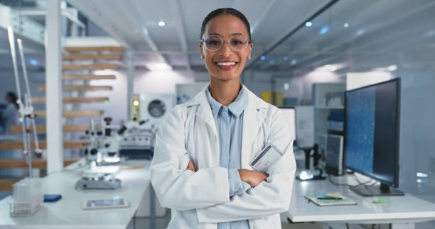 ritratto di uno scienziato fiducioso che lavora in un laboratorio moderno - research smiling scientist women foto e immagini stock