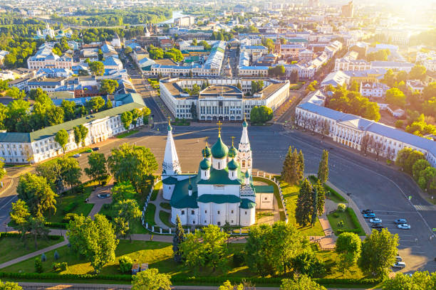 widok z lotu ptaka cerkiew prawosławny proroka eliasza i starego centrum miasta w lecie jarosław, rosja. - yaroslavl russia religion church zdjęcia i obrazy z banku zdjęć