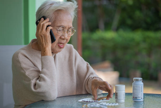 consultazione del paziente con il medico - telephone worried one person discussion foto e immagini stock