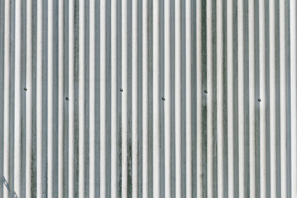 波形亜鉛シートのクローズアップ - corrugated iron ストックフォトと画像
