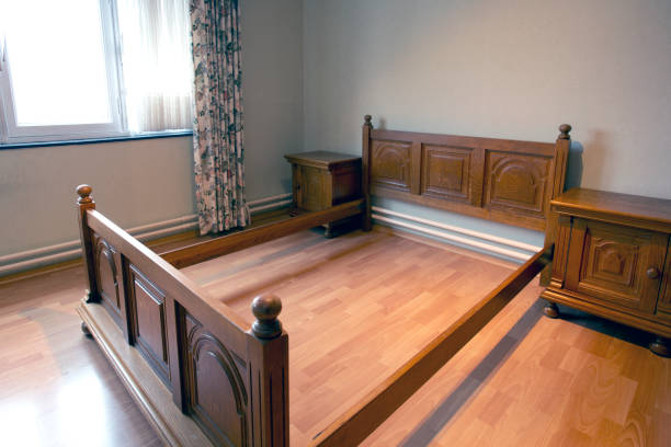 antica struttura del letto in legno, design vecchio e vintage. letto in legno in camera da letto - cabin indoors rustic bedroom foto e immagini stock