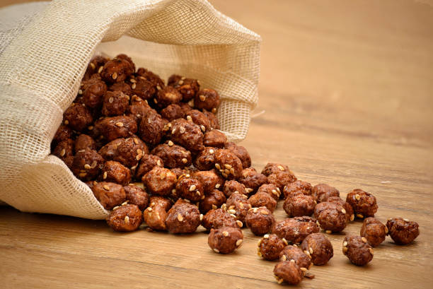 sacco di arachidi garapiñados - peanut bag nut sack foto e immagini stock