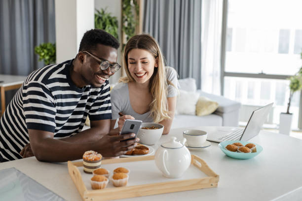 一緒に朝を楽しむ若いカップル - muffin freedom breakfast photography ストックフォトと画像