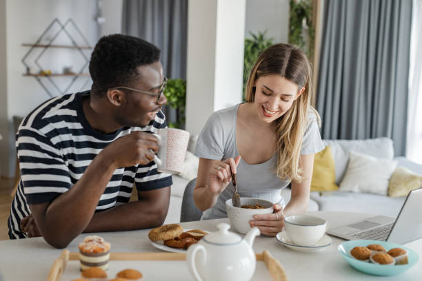 giovane coppia che si gode la mattina insieme - muffin freedom breakfast photography foto e immagini stock