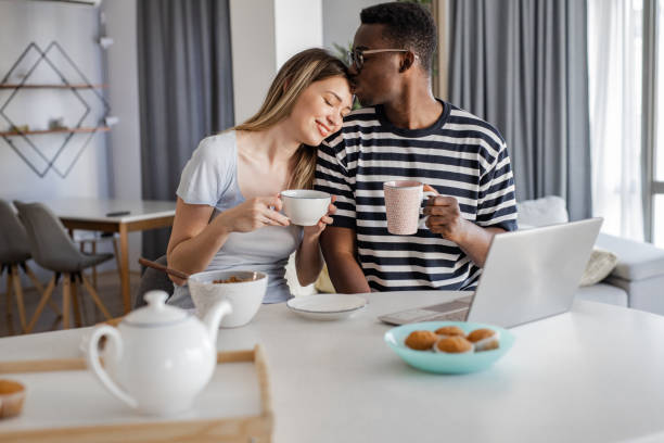 一緒に朝を楽しむ若いカップル - muffin freedom breakfast photography ストックフォトと画像