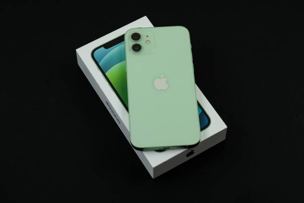 Foto de Iphone 12 Na Cor Verde Ao Lado De Sua Caixa e mais fotos
