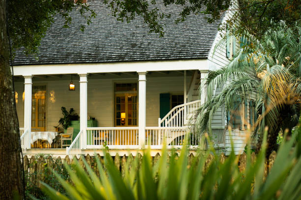 French Creole cottage in Louisiana Maison Madeleine B&B, an authentic 1840 French Creole cottage restored by Madeline Cenec  located on the edge of Lake Martin cypress swamp, Breaux Bridge, Louisiana, USA lafayette louisiana photos stock pictures, royalty-free photos & images