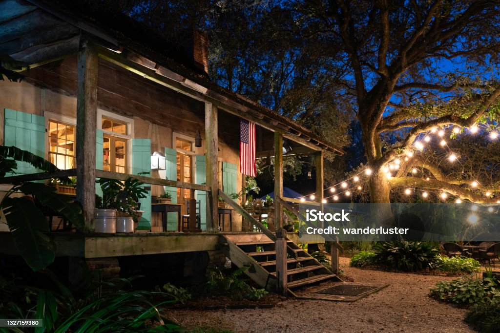 Louisiana French Creole cottage at night Maison Madeleine B&B at night, an authentic 1840 French Creole cottage restored by Madeline Cenec  located on the edge of Lake Martin cypress swamp, Breaux Bridge, Louisiana, USA Louisiana Stock Photo