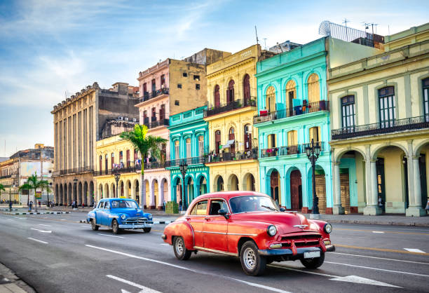 coches de taxi vintage multicolores en la calle de la habana contra edificios históricos - cuba usa vintage car car fotografías e imágenes de stock