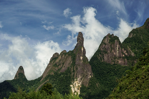 Famosa montaña situada en las montañas de Teresópolis, en Río de Janeiro conocida como 