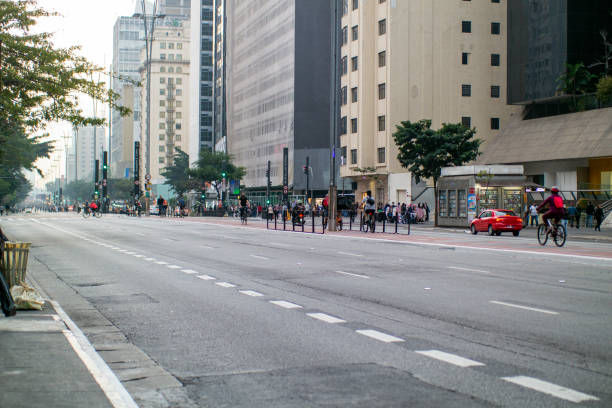 paulista avenue - avenue photos et images de collection