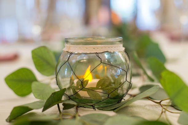 centro de velas de vidro redondo com decoração de folhas verdes na recepção weddidng - tea light candle relaxation lifestyles - fotografias e filmes do acervo