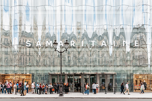 Paris : queue in front of La Samaritaine store for the reopening. It was closed during 15 years old for works. View from rue de Rivoli, in 1st arrondissement of Paris, with the reflections of the buildings opposite. Paris in France, June 27, 2021.