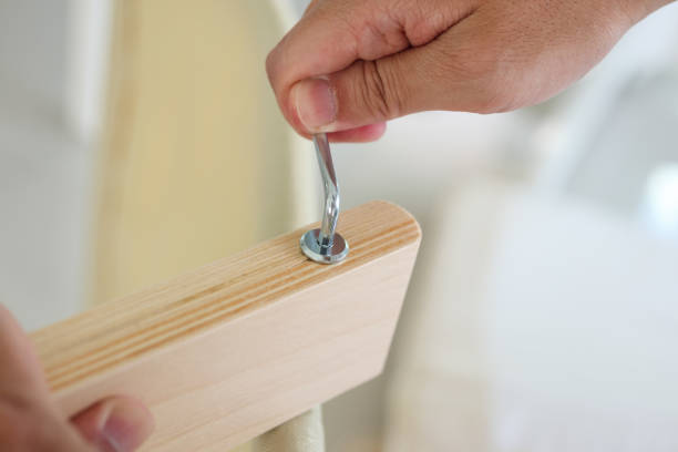 ねじのアレンを使用して自宅で組み立て木製家具 - screwdriver screw tighten fastener ストックフォトと画像