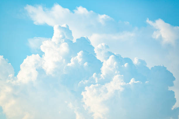 blauer himmel hintergrund mit weißen wolken - wolke stock-fotos und bilder