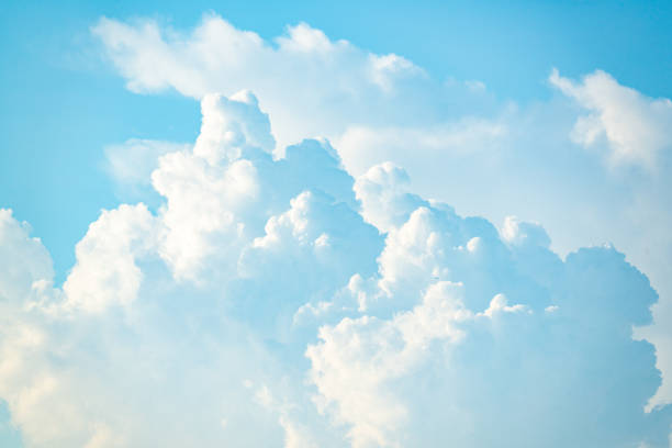 fondo azul del cielo con nubes blancas - cloudscape cloud sky heaven fotografías e imágenes de stock