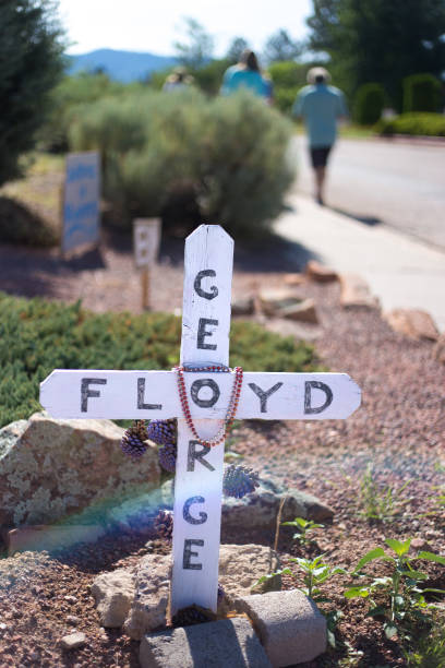 santa fe, nm: memorial george floyd al borde de la carretera - memorial roadside cross cross shape fotografías e imágenes de stock