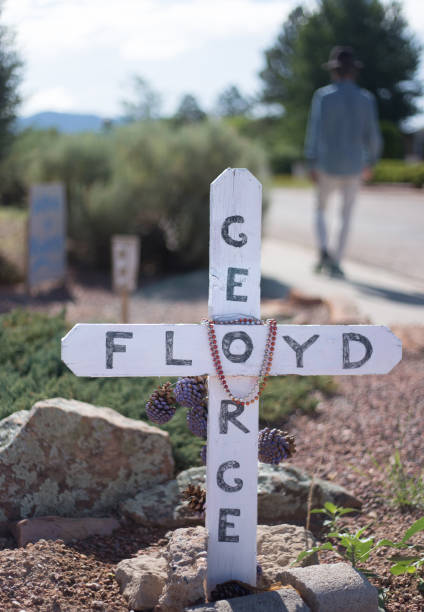 santa fe, nm: memorial george floyd al borde de la carretera - memorial roadside cross cross shape fotografías e imágenes de stock