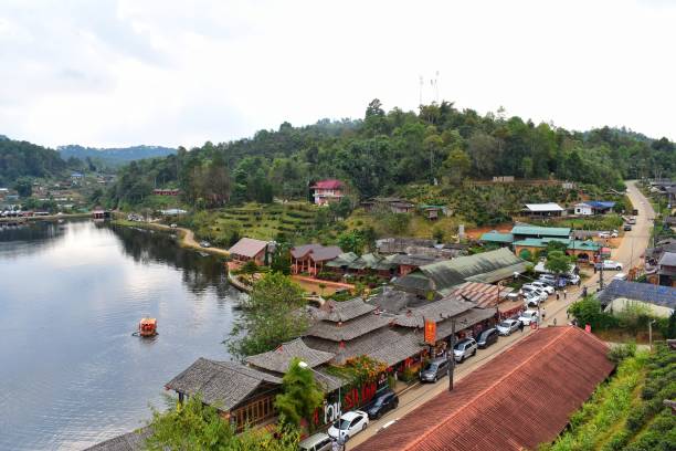 vista de alto ângulo da aldeia tailandesa ban rak em mae hong son, tailândia. - mae hong son province - fotografias e filmes do acervo