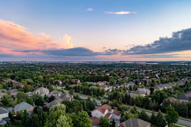 vista aérea da estrada rutherford e islington ave., casa isolada e duplex em woodbridge em vaughan, ontário, canadá - humber river fotos - fotografias e filmes do acervo