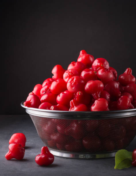 jambu ou pomme rose, fruit juteux en forme de cloche dans un panier - water apple photos et images de collection