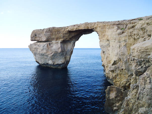 ventana azul, isla de gozo, malta - gozo malta natural arch natural phenomenon fotografías e imágenes de stock