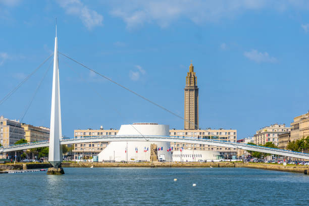 la passerelle du bassin du commerce, le théâtre volcan et l’église saint-joseph au havre, france. - le havre photos et images de collection