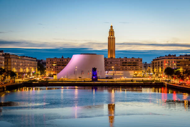 le théâtre volcan et l’église saint-joseph à la tombée de la nuit au havre, france. - le havre photos et images de collection